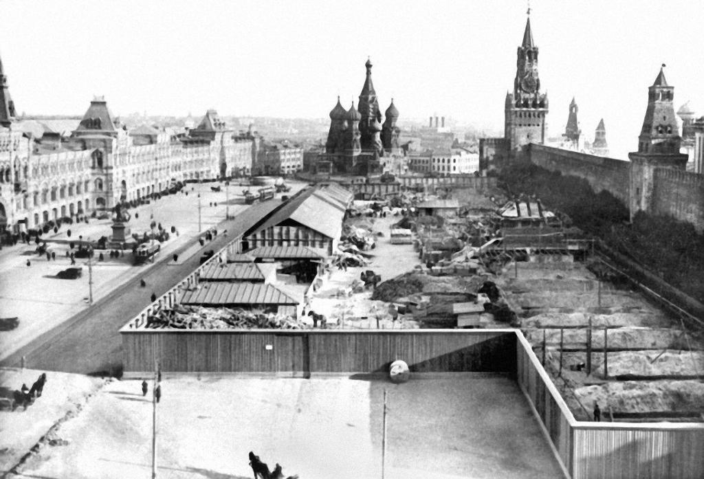 Construction du Mausolée en 1929 sur la place rouge